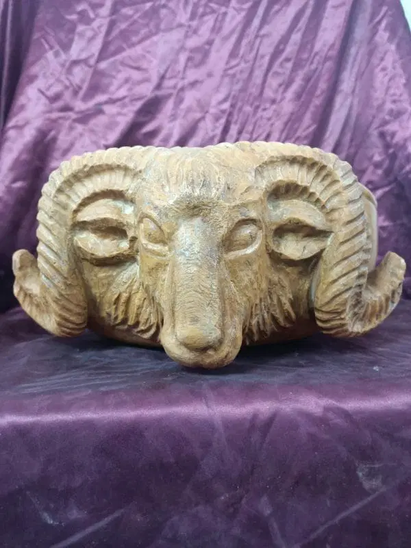 Acquasantiera con arieti laterali in marmo nembro