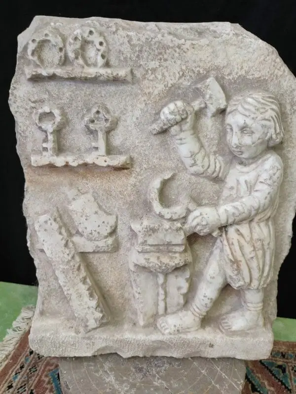 Antica mattonella in marmo raffigurante il fabbro - immagine 2