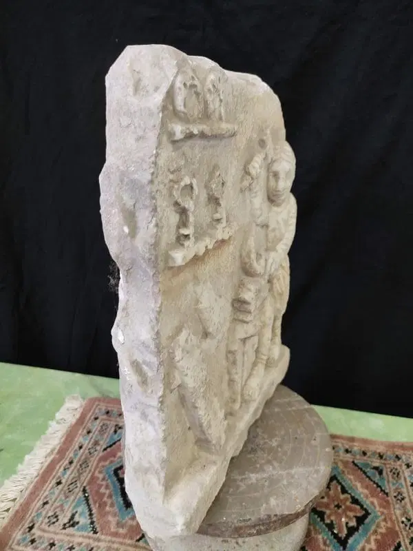 Antica mattonella in marmo raffigurante il fabbro - immagine 8