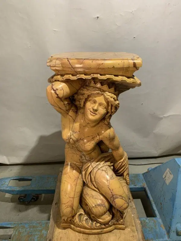 Coppia di sculture reggi-vaso in marmo giallo – Poseidone e Anfitrite. Italia, XIX-XX secolo. - immagine 5