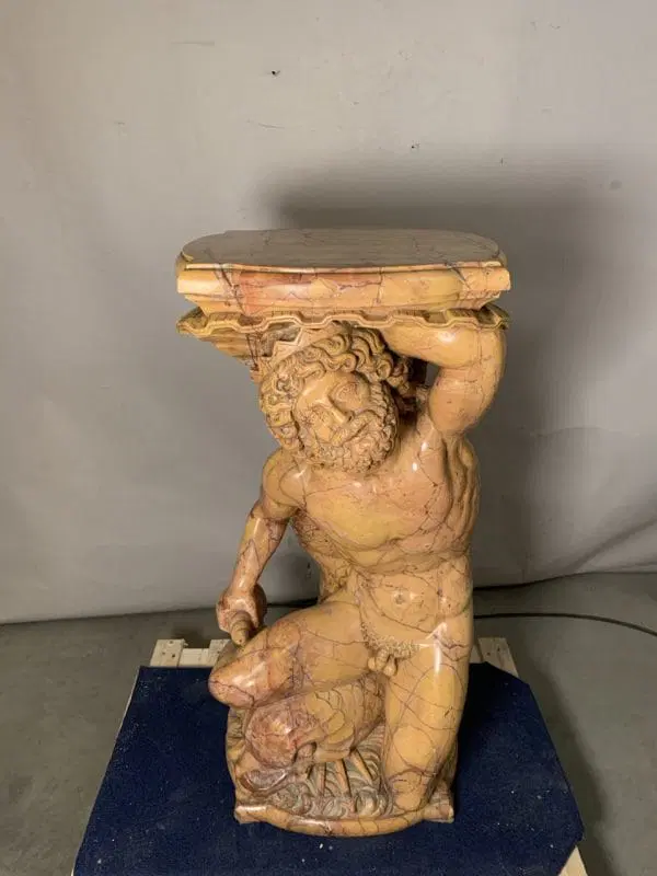 Coppia di sculture reggi-vaso in marmo giallo – Poseidone e Anfitrite. Italia, XIX-XX secolo. - immagine 3