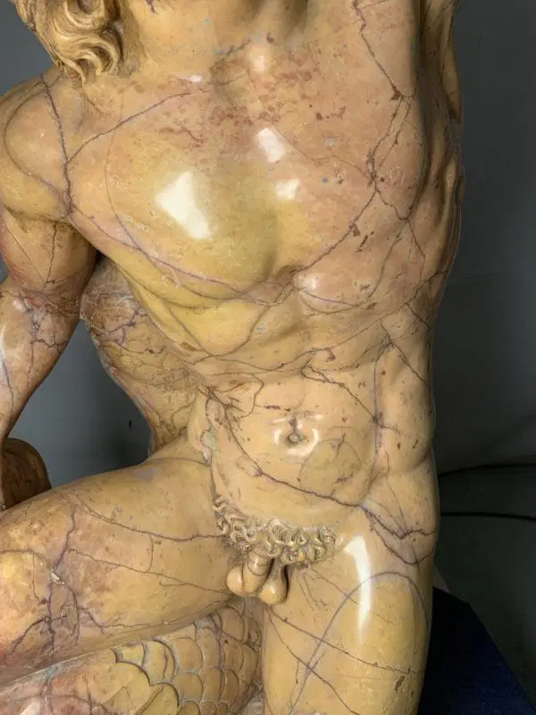 Coppia di sculture reggi-vaso in marmo giallo – Poseidone e Anfitrite. Italia, XIX-XX secolo. - immagine 4