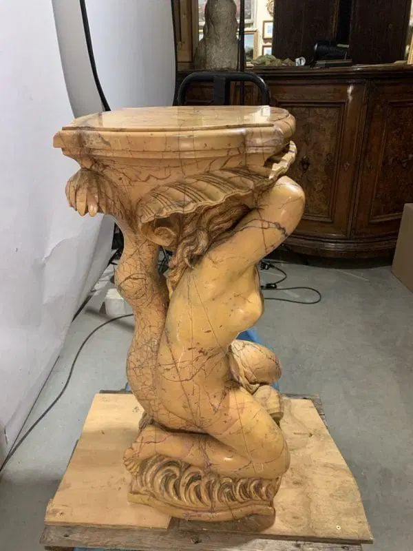 Coppia di sculture reggi-vaso in marmo giallo – Poseidone e Anfitrite. Italia, XIX-XX secolo. - immagine 6