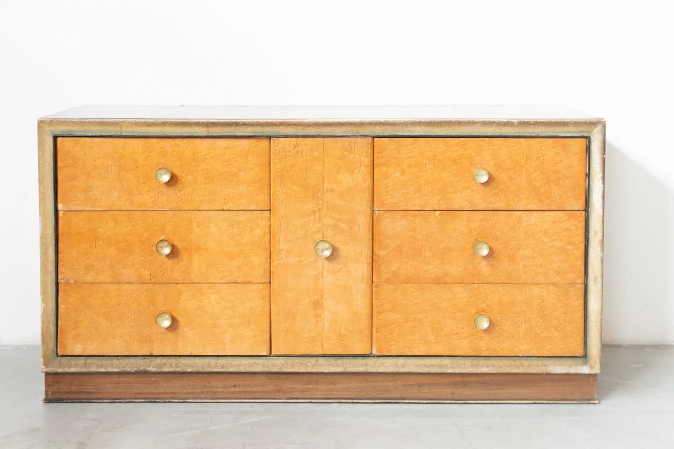 Comò in radica di betulla, con maniglie in ottone, 1950