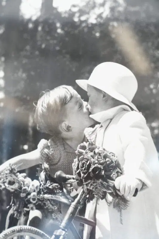 Stampa in bianco e nero. Bambini che si baciano sul triciclo, 2000 - immagine 5