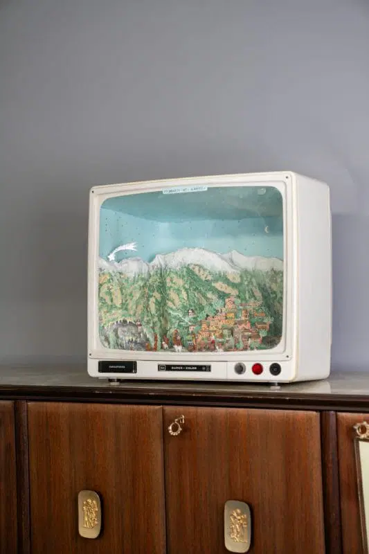 Grundig Television con presepe artigianale luminoso, anni 1950