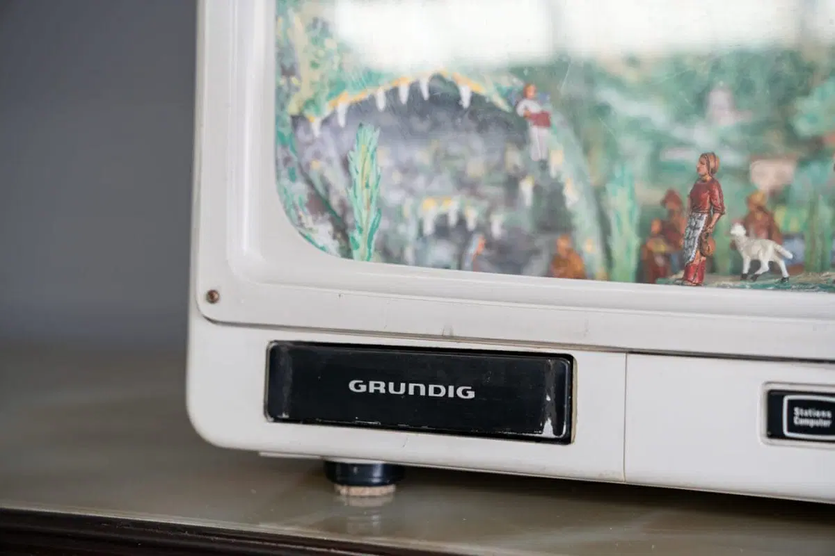 Grundig Television con presepe artigianale luminoso, anni 1950 - immagine 2