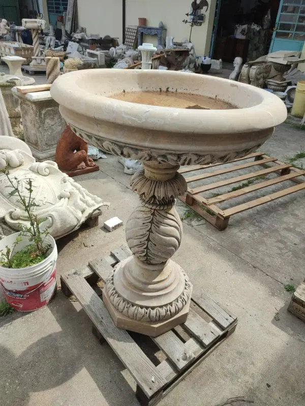 Fonte battesimale in nembro giallo