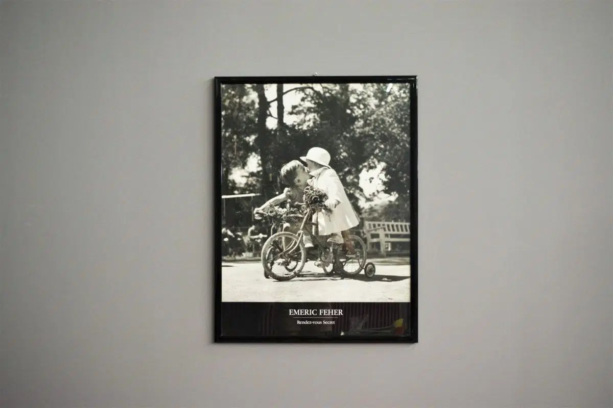 Stampa in bianco e nero. Bambini che si baciano sul triciclo, 2000