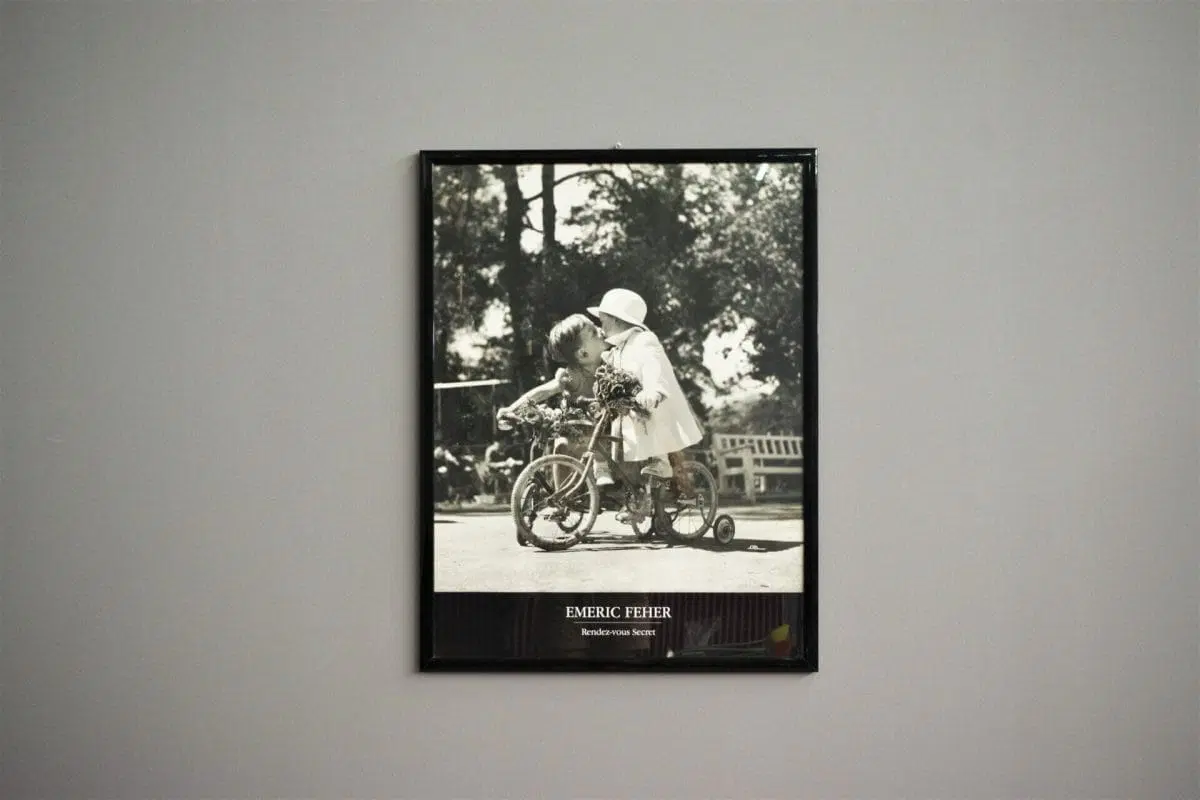 Stampa in bianco e nero. Bambini che si baciano sul triciclo, 2000 - immagine 7