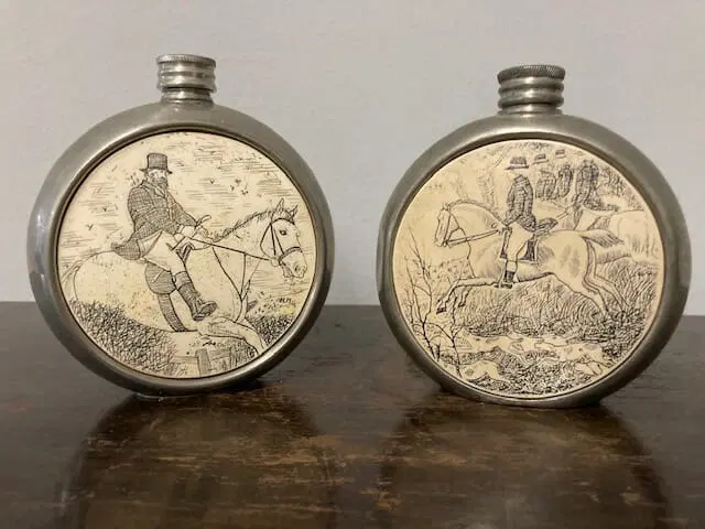 Coppia di antichi porta liquori inglesi XIX sec in argento Sheffield e disegni incisi - immagine 2