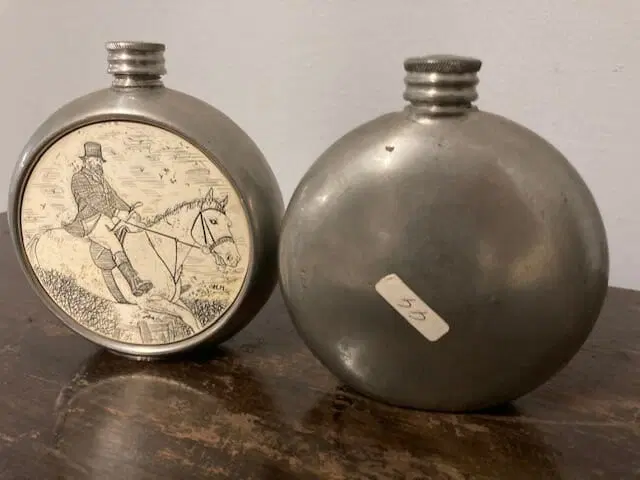 Coppia di antichi porta liquori inglesi XIX sec in argento Sheffield e disegni incisi - immagine 3