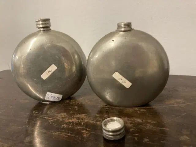 Coppia di antichi porta liquori inglesi XIX sec in argento Sheffield e disegni incisi - immagine 4