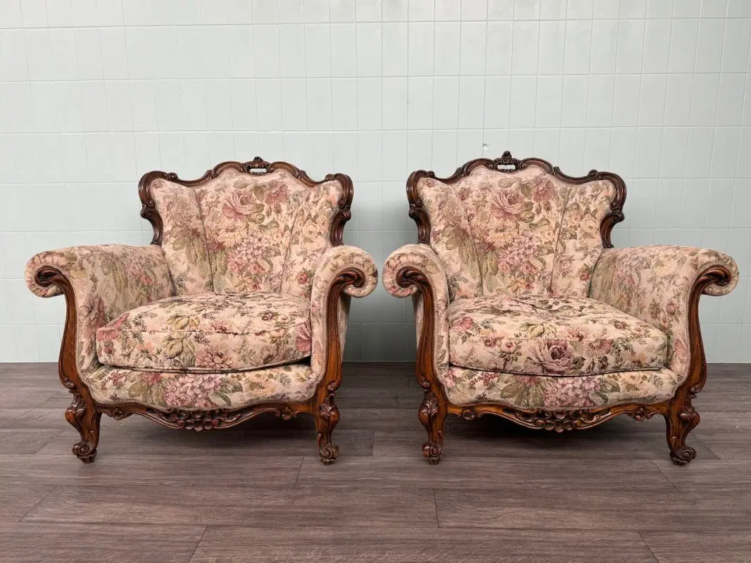 Coppia Di Poltrone Italiane In Noce Anni 50 In stile Barocco