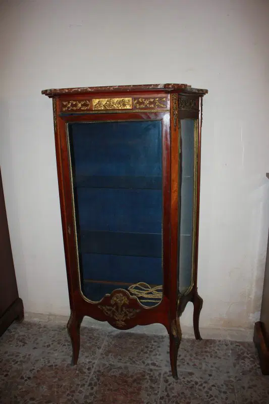 Vetrina Francese Stile Luigi XV con bronzi piano in marmo In legno di Mogano