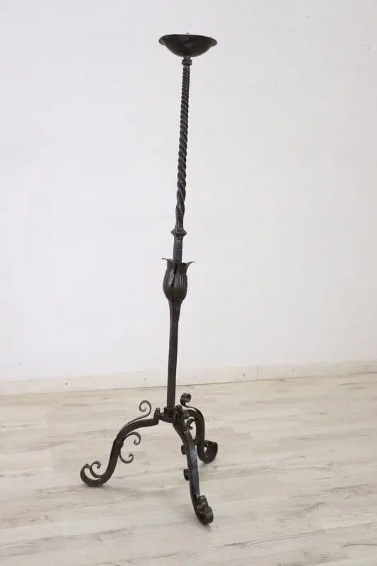 Grande candelabro antico da terra in ferro forgiato a mano secolo XVII - immagine 2