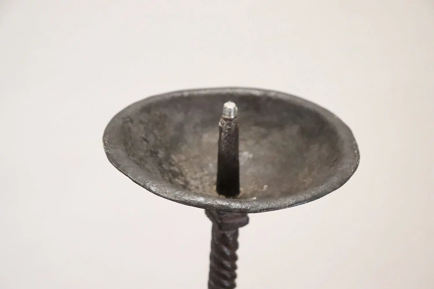 Grande candelabro antico da terra in ferro forgiato a mano secolo XVII - immagine 4