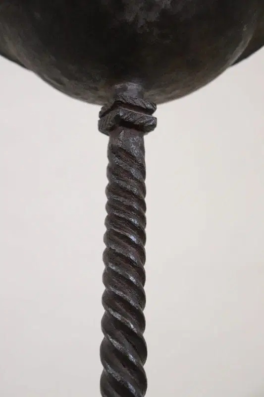 Grande candelabro antico da terra in ferro forgiato a mano secolo XVII - immagine 5