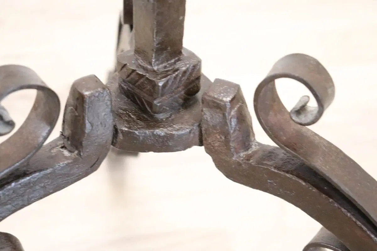 Grande candelabro antico da terra in ferro forgiato a mano secolo XVII - immagine 7