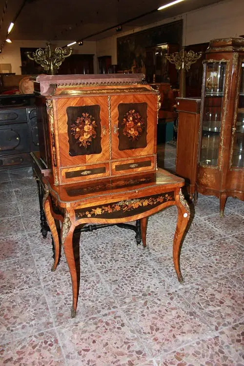 Cabinet francese della prima metà del 1800 stile Luigi XV riccamente intarsiato