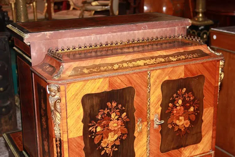 Cabinet francese della prima metà del 1800 stile Luigi XV riccamente intarsiato - immagine 2