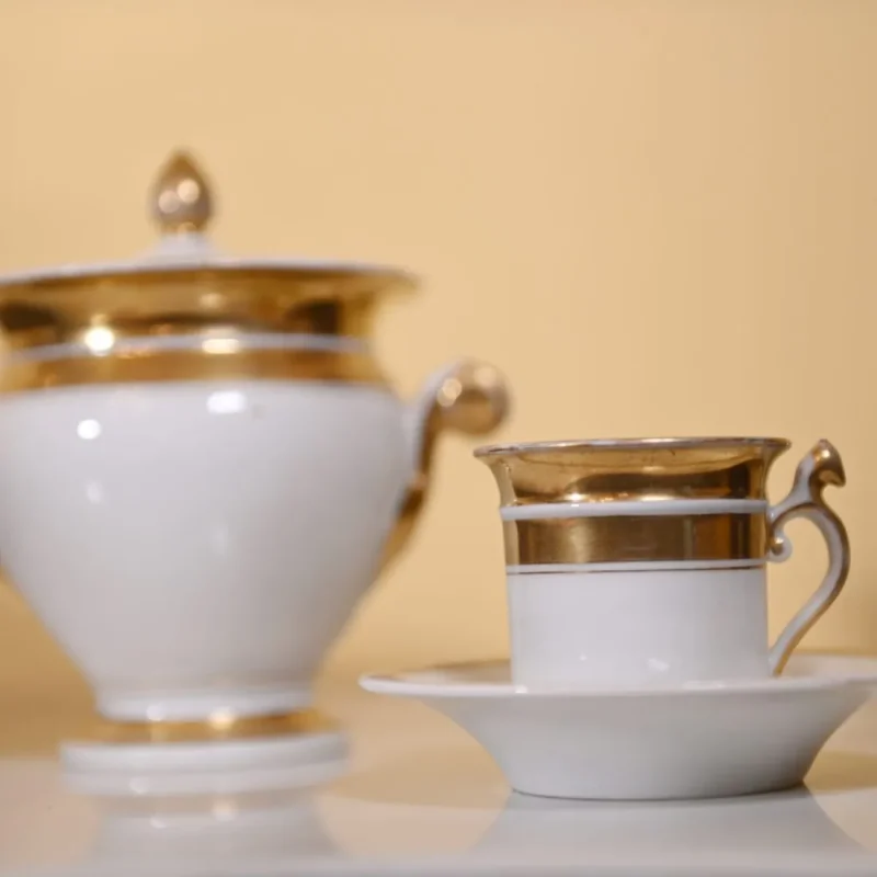 Servizio da caffè in porcellana con lumeggiature in oro. Francia, inizio Sec. XIX - immagine 3
