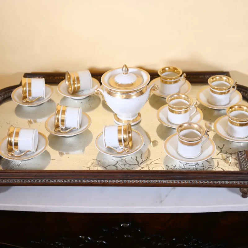 Servizio da caffè in porcellana con lumeggiature in oro. Francia, inizio Sec. XIX