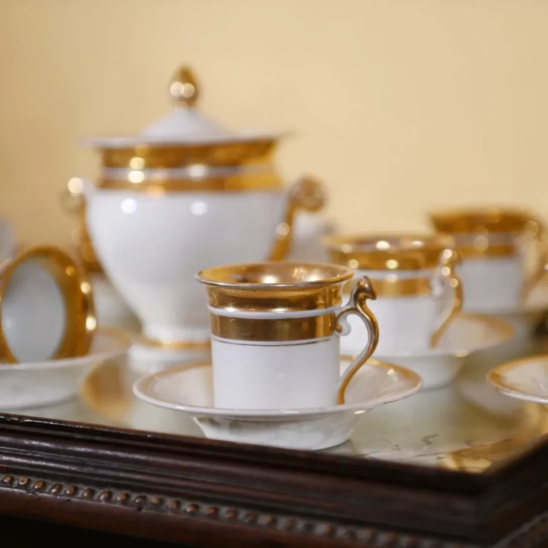 Servizio da caffè in porcellana con lumeggiature in oro. Francia, inizio Sec. XIX - immagine 2