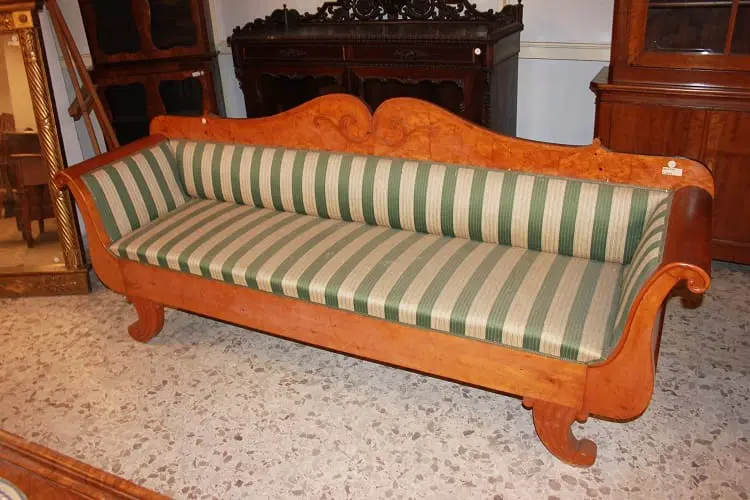 Divano Nord Europa stile Biedermeier del 1800 in legno di betulla con motivi di intaglio