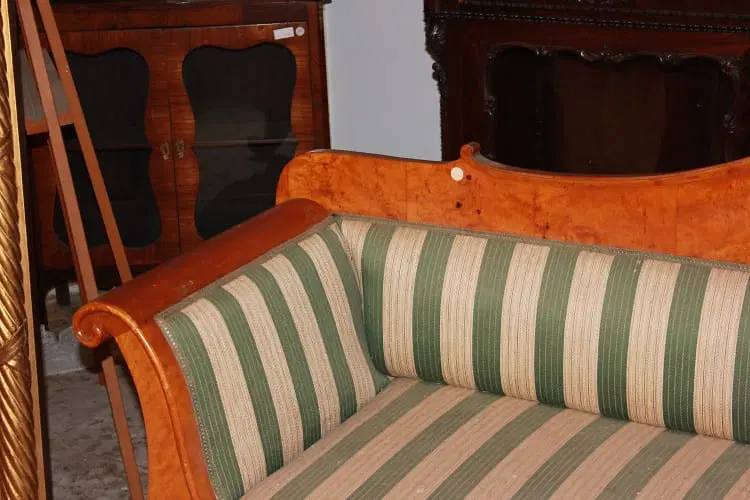 Divano Nord Europa stile Biedermeier del 1800 in legno di betulla con motivi di intaglio - immagine 4