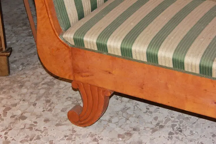 Divano Nord Europa stile Biedermeier del 1800 in legno di betulla con motivi di intaglio - immagine 5
