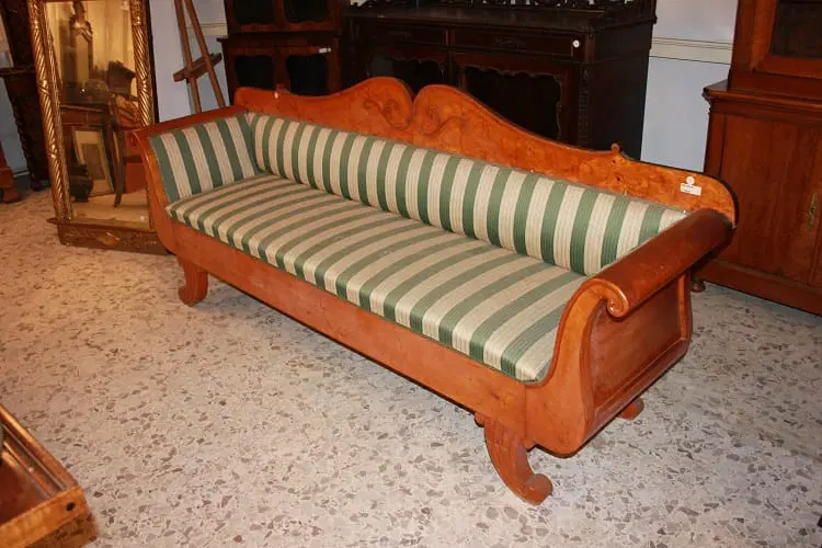 Divano Nord Europa stile Biedermeier del 1800 in legno di betulla con motivi di intaglio - immagine 6