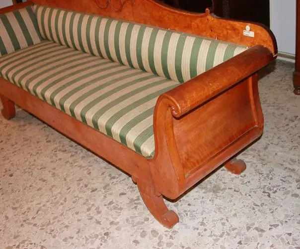 Divano Nord Europa stile Biedermeier del 1800 in legno di betulla con motivi di intaglio - immagine 7