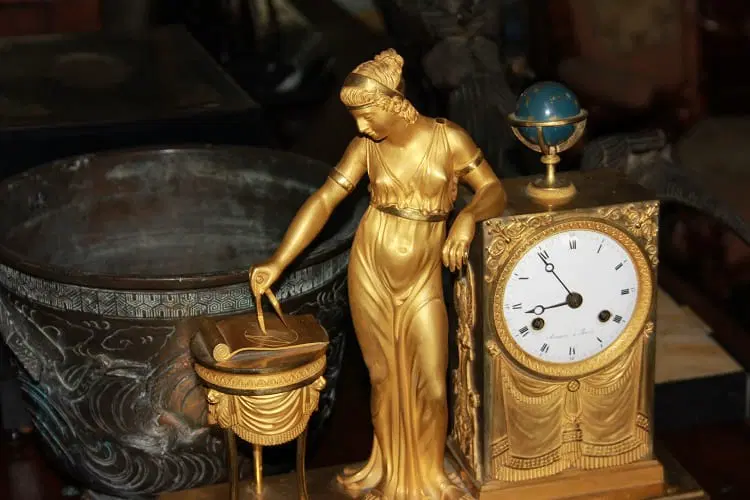 Orologio da tavolo francese del 1800 Impero in bronzo dorato Raffigurante Ipazia - immagine 2