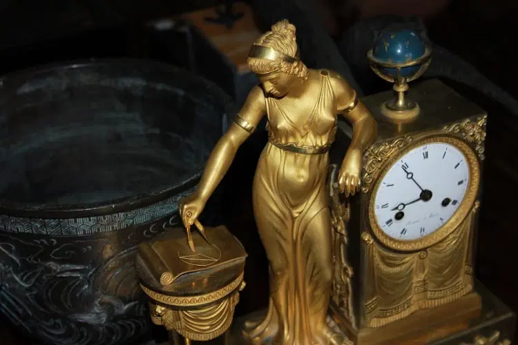 Orologio da tavolo francese del 1800 Impero in bronzo dorato Raffigurante Ipazia - immagine 3