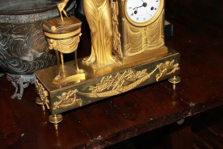 Orologio da tavolo francese del 1800 Impero in bronzo dorato Raffigurante Ipazia - immagine 4