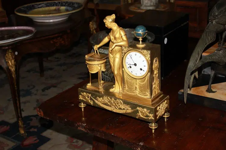 Orologio da tavolo francese del 1800 Impero in bronzo dorato Raffigurante Ipazia - immagine 5
