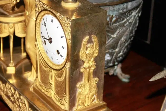 Orologio da tavolo francese del 1800 Impero in bronzo dorato Raffigurante Ipazia - immagine 6