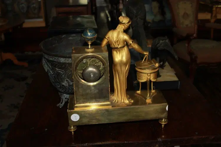 Orologio da tavolo francese del 1800 Impero in bronzo dorato Raffigurante Ipazia - immagine 7
