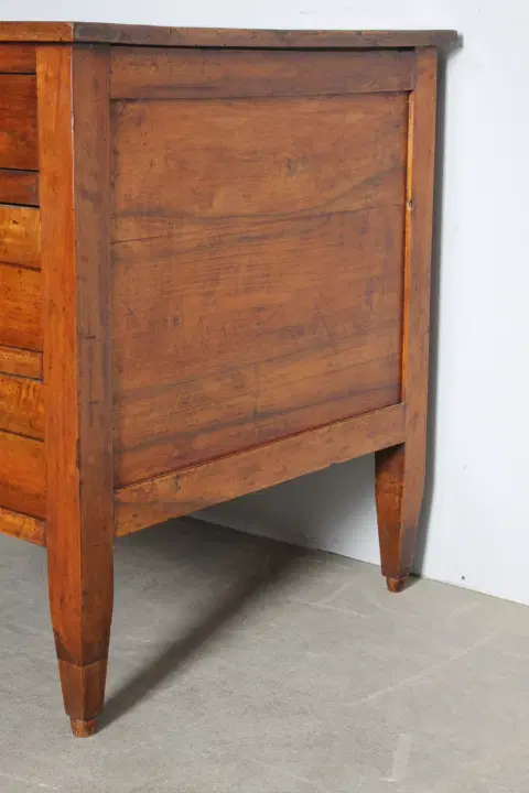 Antica scrivania Lombarda da centro in noce . Epoca Luigi XVI – 1770 . 7 cassetti . - immagine 2