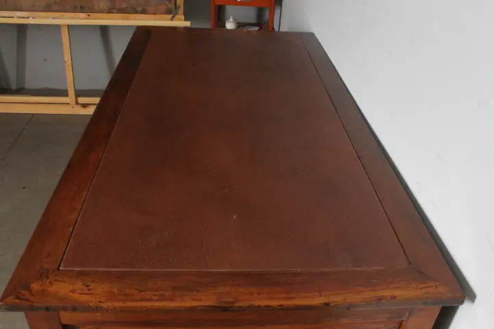 Antica scrivania Lombarda da centro in noce . Epoca Luigi XVI – 1770 . 7 cassetti . - immagine 4