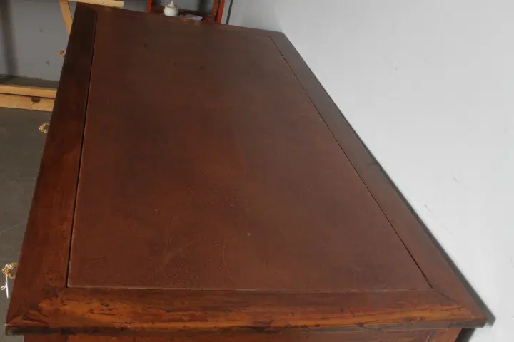 Antica scrivania Lombarda da centro in noce . Epoca Luigi XVI – 1770 . 7 cassetti . - immagine 5