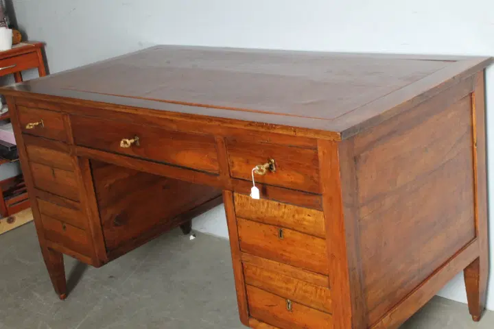 Antica scrivania Lombarda da centro in noce . Epoca Luigi XVI – 1770 . 7 cassetti . - immagine 8