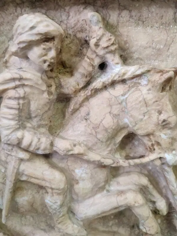 Mattonella raffigurante San Giorgio e il drago in marmo - immagine 6