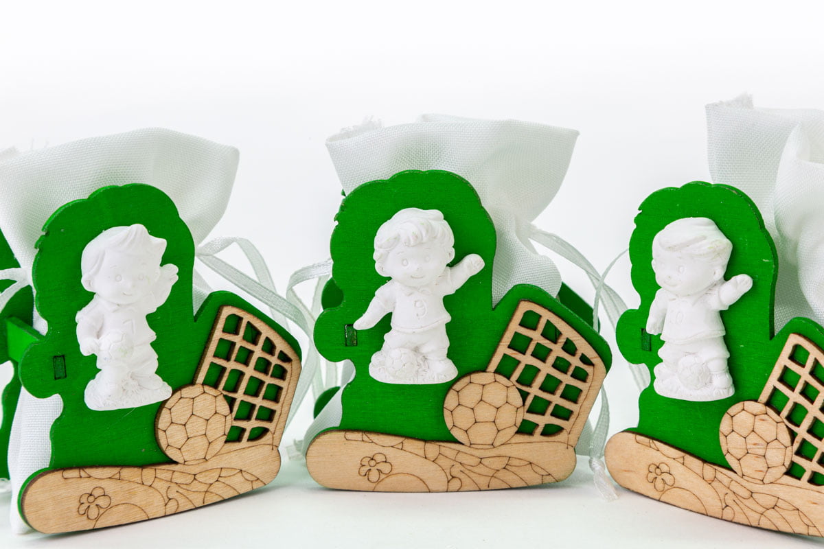 Bomboniera portaconfetti in legno calciatore - immagine 2