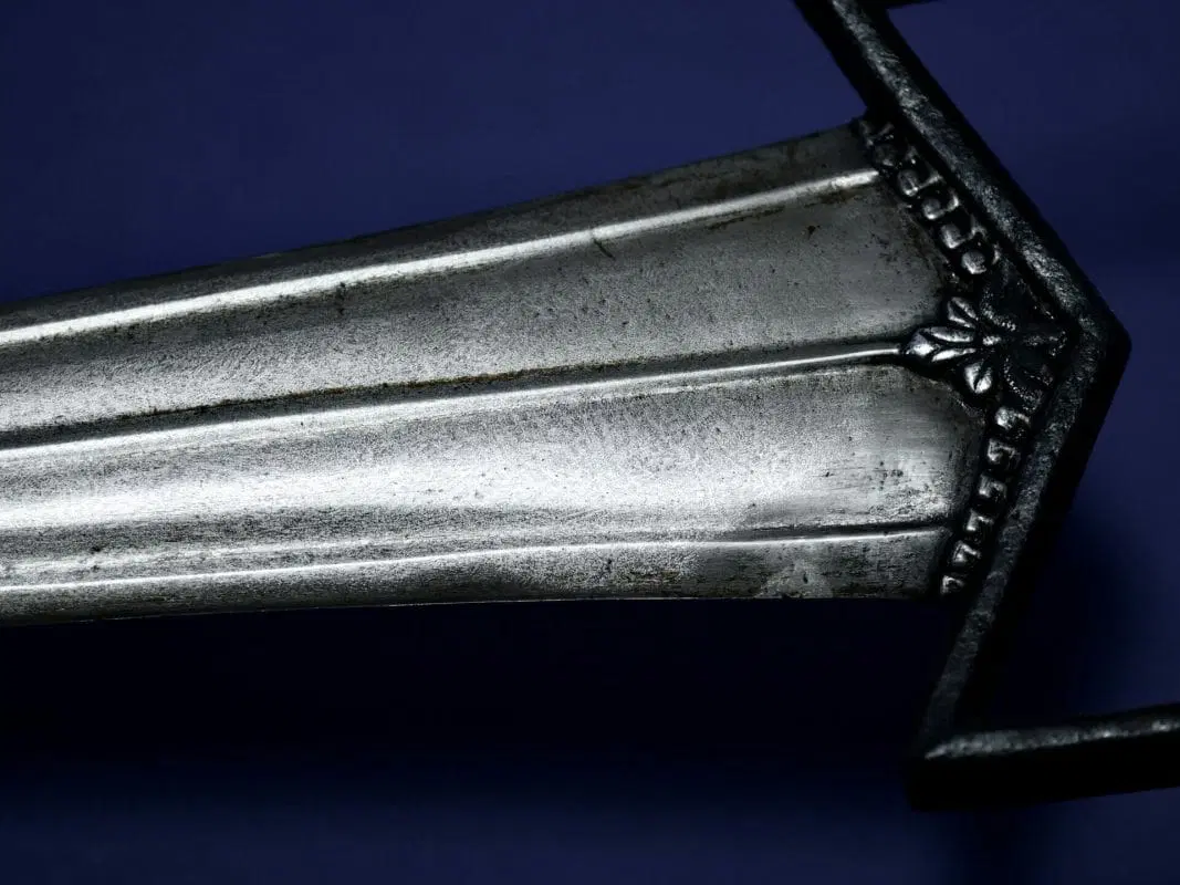 Katar, pugnale a spinta con lama incisa con palmette che fiancheggiano un iris, provvisto di fodero - immagine 8