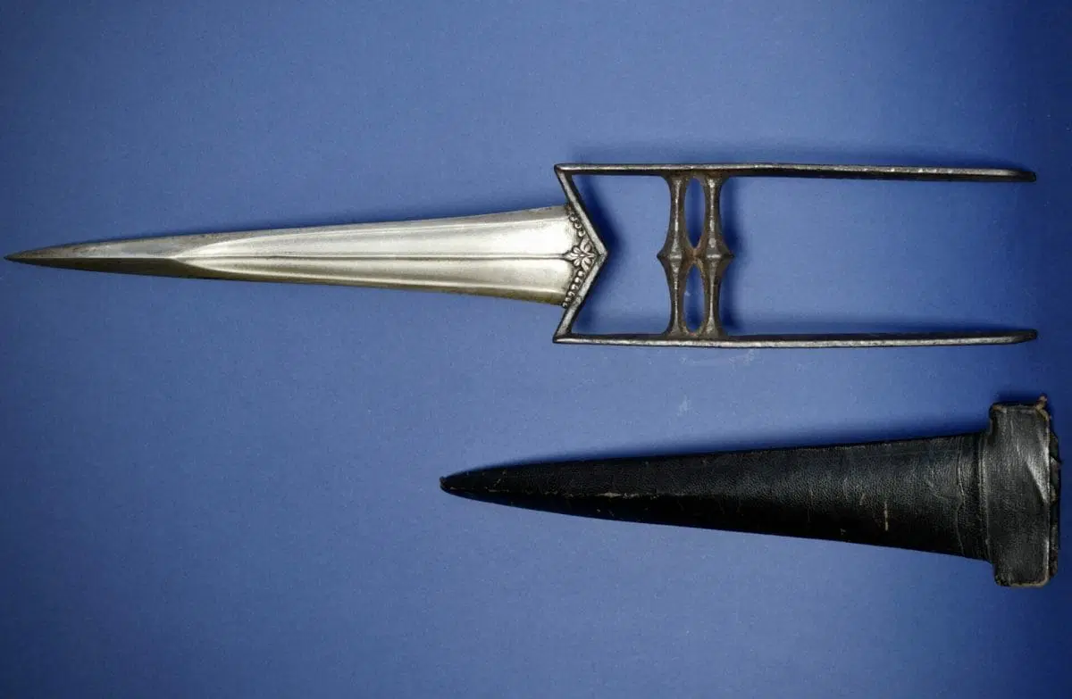 Katar, pugnale a spinta con lama incisa con palmette che fiancheggiano un iris, provvisto di fodero - immagine 6