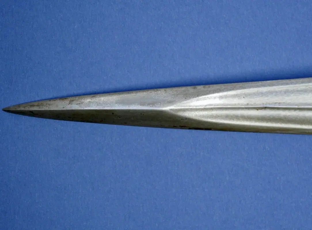 Katar, pugnale a spinta con lama incisa con palmette che fiancheggiano un iris, provvisto di fodero - immagine 7