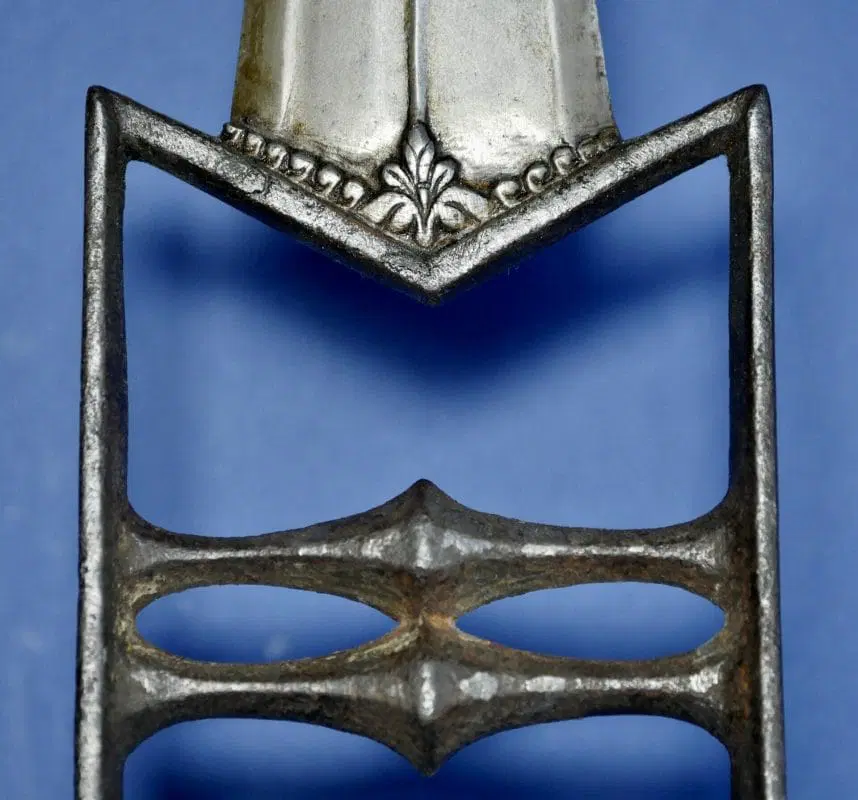 Katar, pugnale a spinta con lama incisa con palmette che fiancheggiano un iris, provvisto di fodero - immagine 5