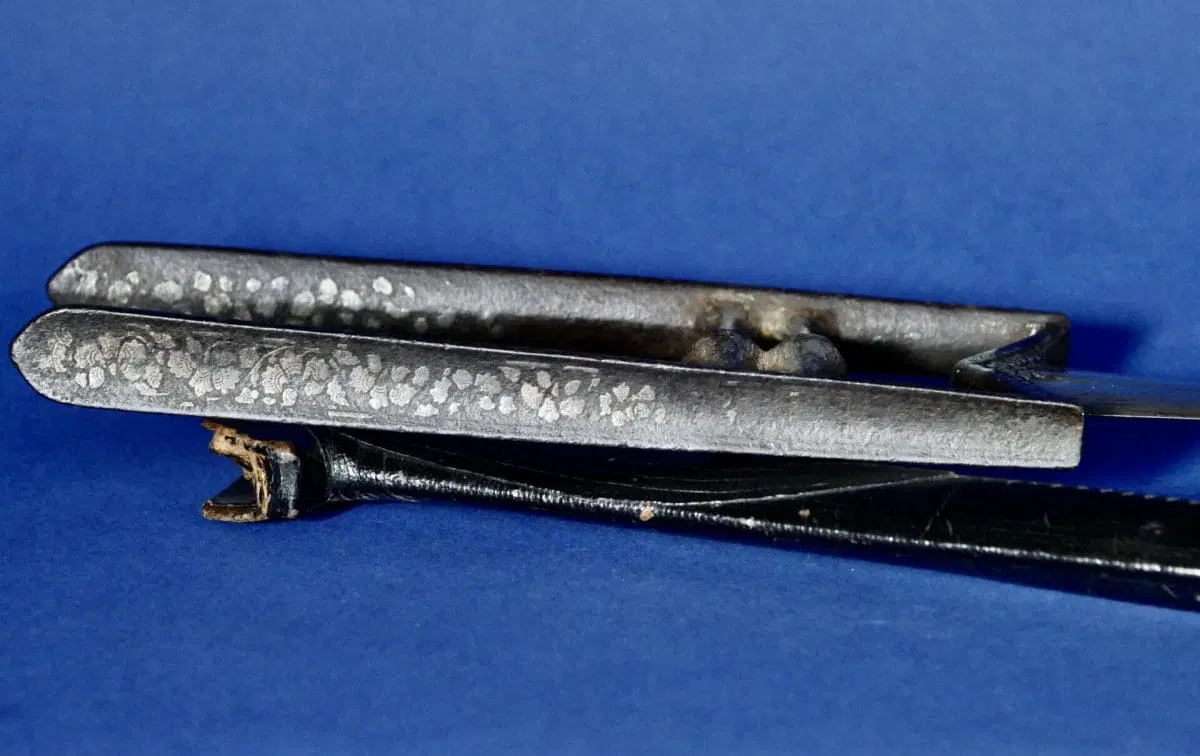 Katar, pugnale a spinta con lama incisa con palmette che fiancheggiano un iris, provvisto di fodero - immagine 3